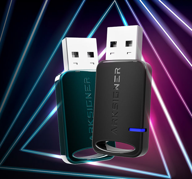 Neon ışıklı zeminde iki ArkSigner USB e-imza token